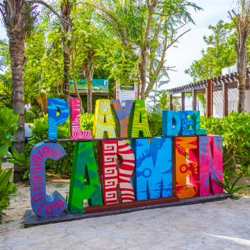 Aeropuerto - Playa del Carmen  El viaje inicia en el Aeropuerto a Playa del Carmen. - 1 a 4 Personas. -Mencionar cantidad de equipaje.